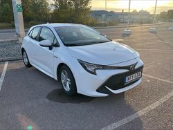 Vit Begagnad 2020 Toyota Corolla Hybrid Active Halvkombi | 199 900 kr (Marknadspris)