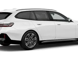 Vit Ny 2025 BMW 530e Comfort Edition Kombi | 749 500 kr (Marknadspris)