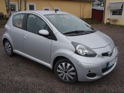 Silver Begagnad 2010 Toyota Aygo Halvkombi | 39 900 kr (Marknadspris)