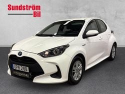 Vit Begagnad 2021 Toyota Yaris Hybrid Active Halvkombi | 177 900 kr (Marknadspris)