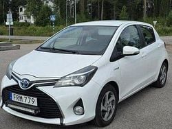 Vit Begagnad 2015 Toyota Yaris Hybrid Active Halvkombi | 130 000 kr (Lite dyr)