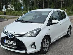Vit Begagnad 2015 Toyota Yaris Hybrid Active Halvkombi | 130 000 kr (Lite dyr)