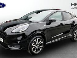 Svart (black) Begagnad 2022 Ford Puma Gen-E ST-Line Halvkombi | 219 000 kr (Marknadspris)