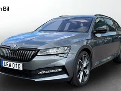 Grå (graphite grey metallic) Begagnad 2023 Skoda Superb SportLine Kombi | 499 900 kr