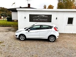 Vit Begagnad 2016 Ford Fiesta Titanium Halvkombi | 109 900 kr (Marknadspris)