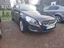Grå Begagnad 2013 Volvo V60 Momentum Kombi | 129 000 kr (Marknadspris)