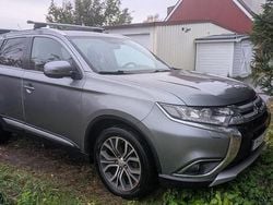 Grå Begagnad 2016 Mitsubishi Outlander SUV | 125 000 kr (Marknadspris)