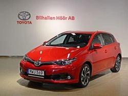 Mörkröd Begagnad 2015 Toyota Auris Halvkombi | 124 900 kr (Lite dyr)