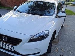Vit Begagnad 2016 Volvo V40 Momentum Kombi | 128 000 kr (Marknadspris)