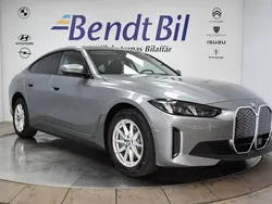 Skyscraper grey metallic Ny 2025 BMW i4 Shadowline Sedan | 649 500 kr (Bra pris)