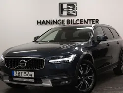 Mörkblå (blå) Begagnad 2018 Volvo V90 CC Inscription Kombi | 339 900 kr (Marknadspris)