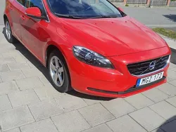 Röd Begagnad 2016 Volvo V40 Momentum Kombi | 115 000 kr (Marknadspris)
