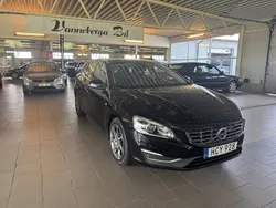 Svart Begagnad 2015 Volvo V60 Momentum Kombi | 119 700 kr (Marknadspris)