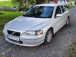Grå Begagnad 2005 Volvo S60 Momentum Sedan | 24 000 kr (Marknadspris)