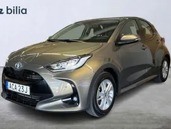 Grön Begagnad 2021 Toyota Yaris Hybrid Active Halvkombi | 209 900 kr (Marknadspris)