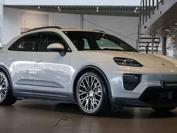 Grå Begagnad 2024 Porsche Macan 4 Electric SUV | 929 000 kr