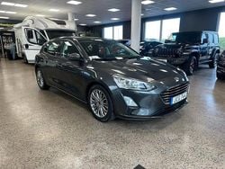 Grå Begagnad 2018 Ford Focus Titanium Halvkombi | 139 900 kr (Marknadspris)