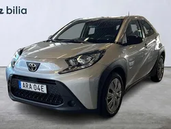 Silver Begagnad 2022 Toyota Aygo Play Halvkombi | 149 900 kr (Marknadspris)