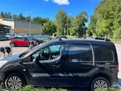 Svart Begagnad 2017 Peugeot Partner Minibuss | 64 000 kr (Superpris)