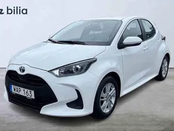 Vit Begagnad 2023 Toyota Yaris Hybrid Active Halvkombi | 219 900 kr (Marknadspris)