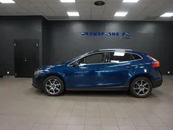 Blå (blåmetallic) Begagnad 2016 Volvo V40 CC Momentum Kombi | 149 500 kr (Marknadspris)