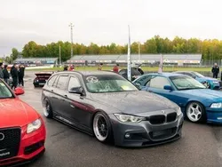 Grå Begagnad 2016 BMW 320 M Sport Kombi | 180 000 kr (Lite dyr)