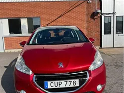 Röd Begagnad 2014 Peugeot 208 Halvkombi | 48 800 kr (Marknadspris)