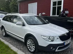 Vit Begagnad 2013 Skoda Superb Elegance Kombi | 74 000 kr (Marknadspris)