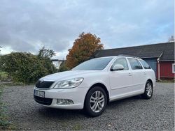Vit Begagnad 2013 Skoda Octavia Elegance Kombi | 85 000 kr (Marknadspris)