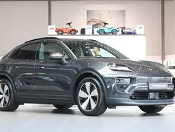 Grå Ny 2025 Porsche Macan 4 Electric SUV | 995 200 kr (Dyr)