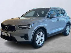 Grå Begagnad 2023 Volvo XC40 Core SUV | 359 900 kr (Marknadspris)