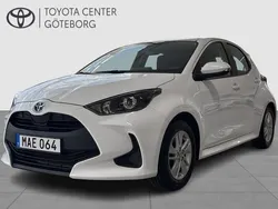 Vit Begagnad 2022 Toyota Yaris Hybrid Active Halvkombi | 214 900 kr (Marknadspris)
