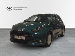 Grön Begagnad 2025 Toyota Yaris Hybrid Active Halvkombi | 259 900 kr (Marknadspris)