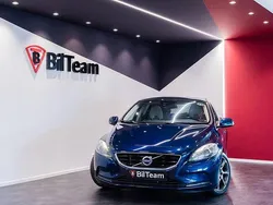 Mörkblå Begagnad 2014 Volvo V40 Kinetic Kombi | 119 900 kr (Marknadspris)