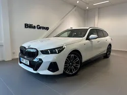 Vit Begagnad 2024 BMW 520 M Sport Kombi | 599 900 kr (Dyr)