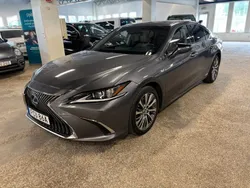 Grå Begagnad 2019 Lexus ES300H Executive Line Sedan | 369 900 kr (Marknadspris)