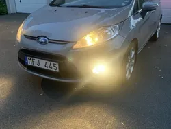 Grå Begagnad 2011 Ford Fiesta Titanium Halvkombi | 44 900 kr (Marknadspris)