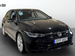 Svart (grenadilla black metallic) Ny 2025 VW Golf VIII Life Kombi | 334 900 kr (Marknadspris)