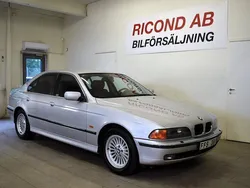 Ljusgrå Begagnad 1999 BMW 540 Sedan | 119 900 kr