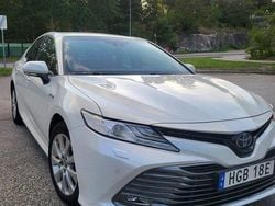 Vit Begagnad 2020 Toyota Camry Hybrid Executive Sedan | 165 000 kr