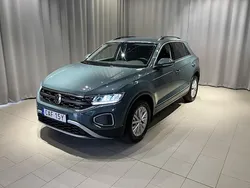 Mörkblå (blå) Begagnad 2022 VW T-Roc Life SUV | 259 900 kr (Marknadspris)