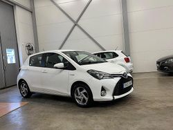 Vit Begagnad 2016 Toyota Yaris Hybrid Active Halvkombi | 114 900 kr (Marknadspris)