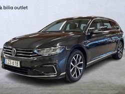 Grå Begagnad 2021 VW Passat GTE Kombi | 279 900 kr