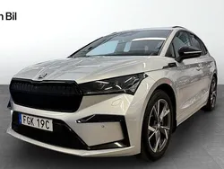 Silver (brilliant silver metallic) Begagnad 2023 Skoda Enyaq iV SportLine SUV | 464 500 kr (Marknadspris)