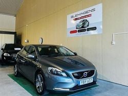 Grå Begagnad 2016 Volvo V40 Momentum Kombi | 109 900 kr (Marknadspris)