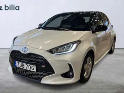 Vit Begagnad 2024 Toyota Yaris Hybrid Sport Halvkombi | 309 900 kr (Marknadspris)