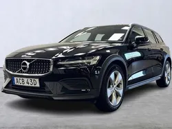 Svart Begagnad 2022 Volvo V60 CC Kombi | 295 000 kr (Bra pris)