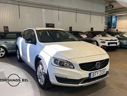 Vit Begagnad 2017 Volvo V60 CC Momentum Kombi | 134 900 kr (Bra pris)