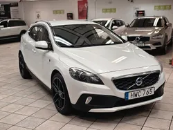 Vit Begagnad 2015 Volvo V40 CC Momentum Kombi | 109 900 kr (Marknadspris)