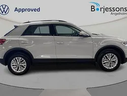 Grå Begagnad 2022 VW T-Roc Life SUV | 254 000 kr (Marknadspris)
